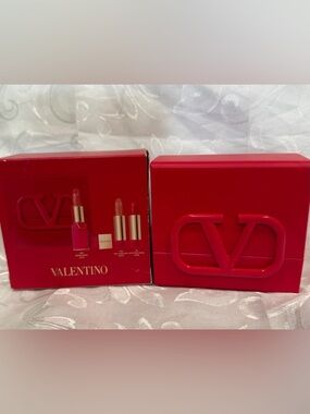 Valentino lipstick .One in case with two refills.New.